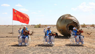 威柜電氣熱烈祝賀神舟十二號載人飛船返回艙成功著陸，3名航天員安全順利出艙！